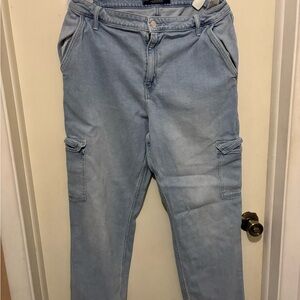 Light Wash Cargo Jeans - Casual Pocket Detail